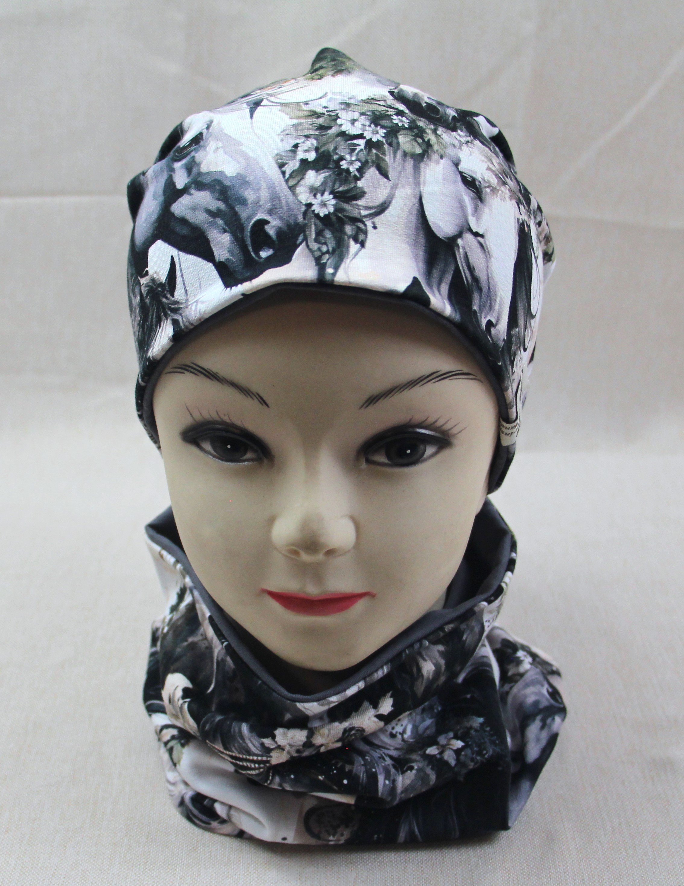 Beanie-Set, schwarze und weiße Pferde
