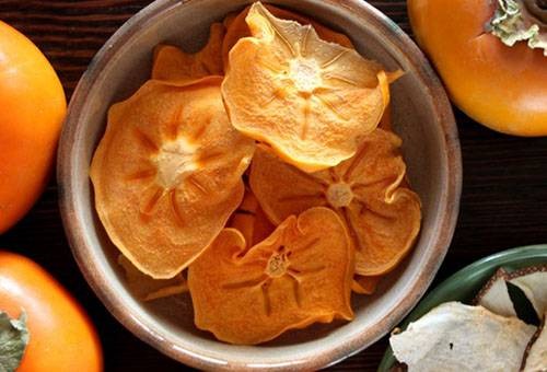 Getrocknete Kaki Chips in Scheiben