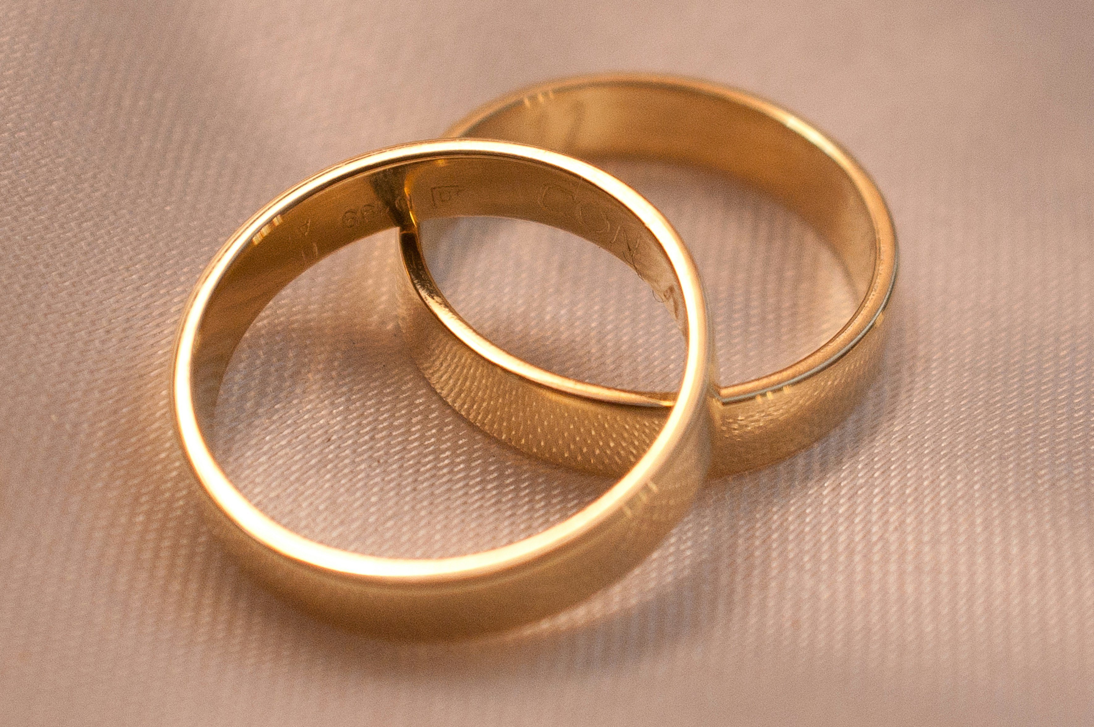 Ewige Linie – Klassische Trauringe in Gold