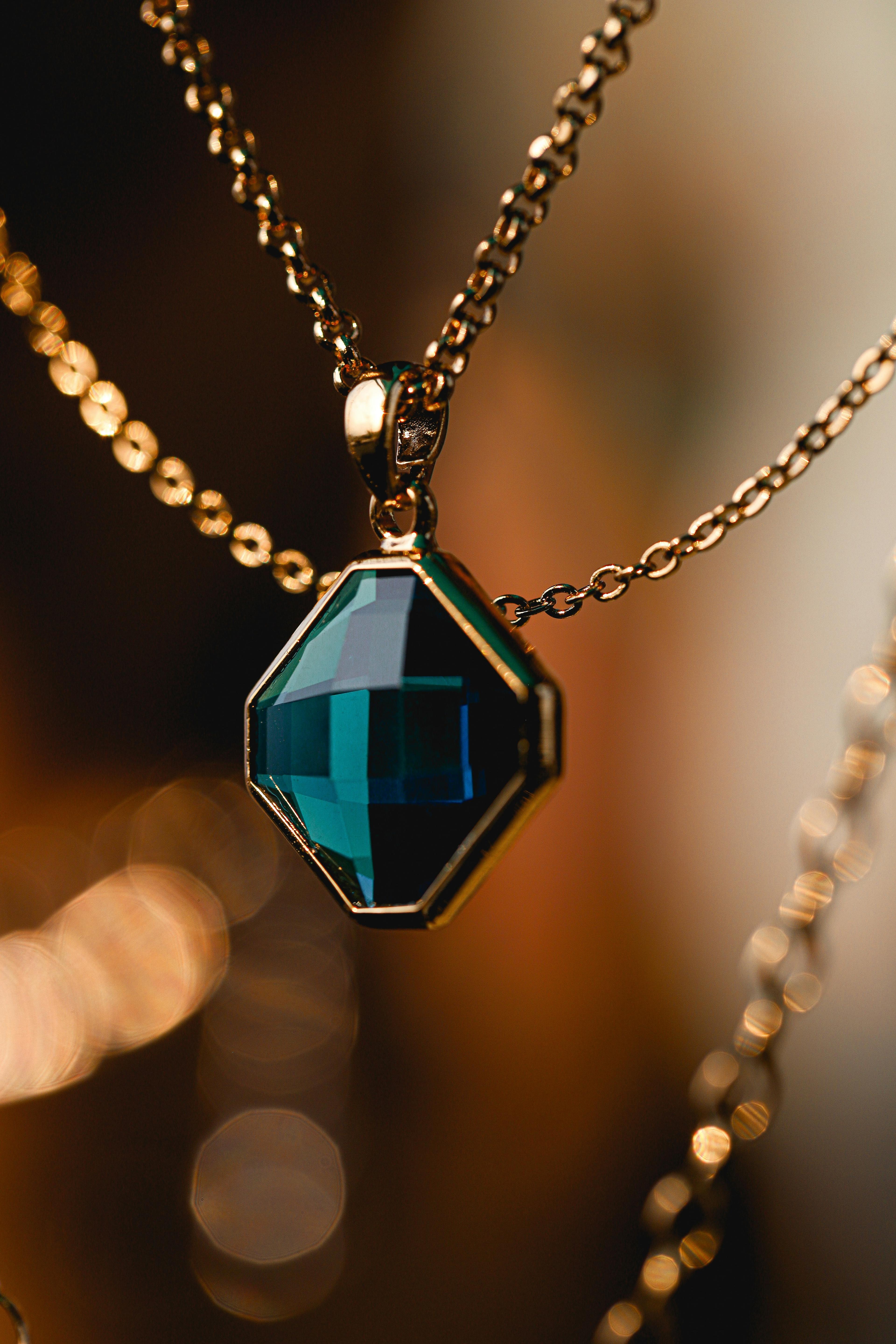 Emerald Glow - Goldkette mit grünem Kristallanhänger