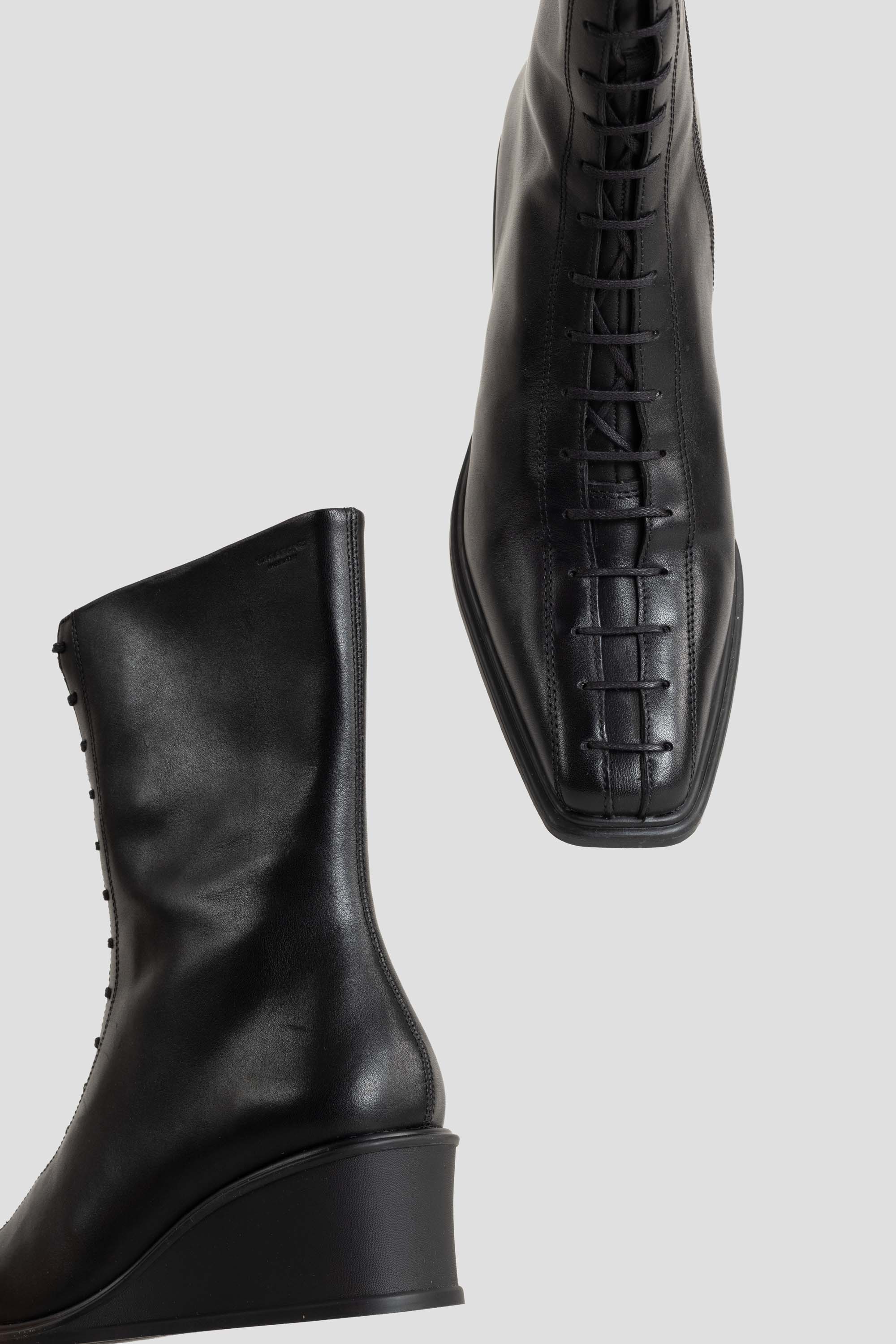 Aino Lace-Up Boots Black