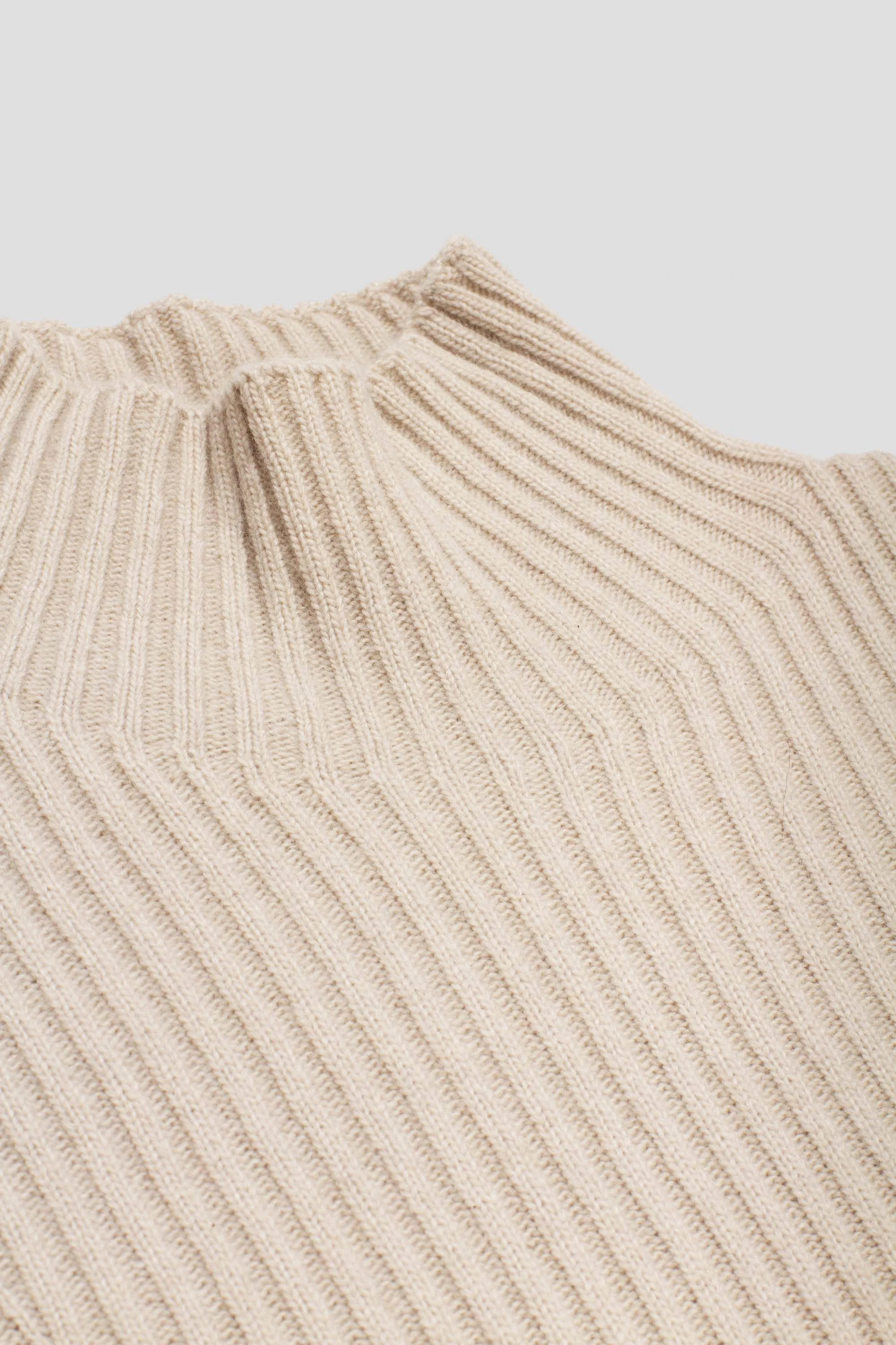 Ribbed Turtle Pullover Beige