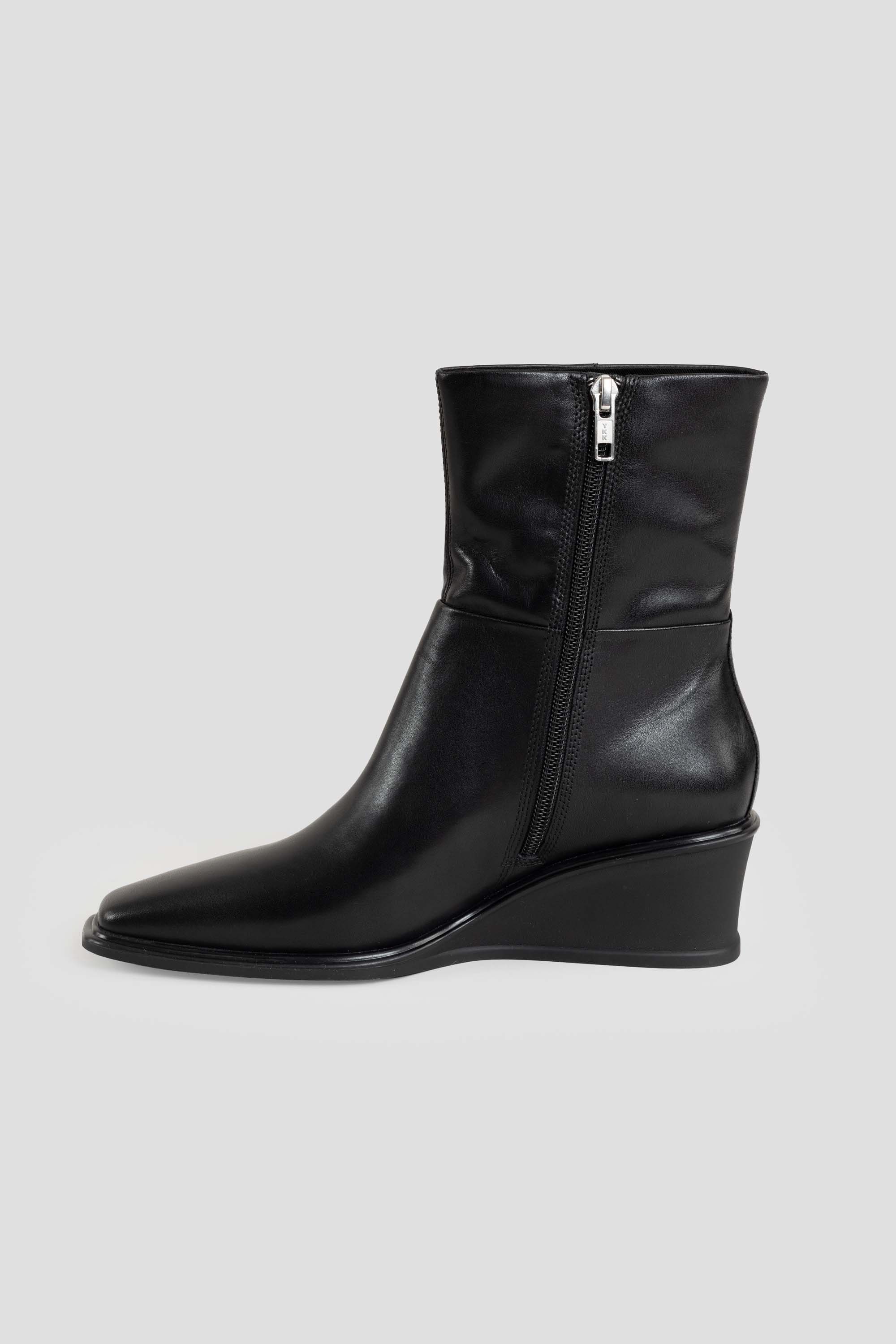Aino Boots Black