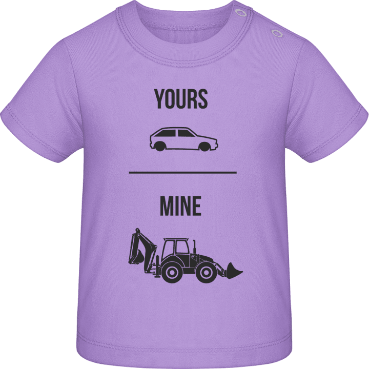 Car vs Tractor Camiseta de bebé contain pic