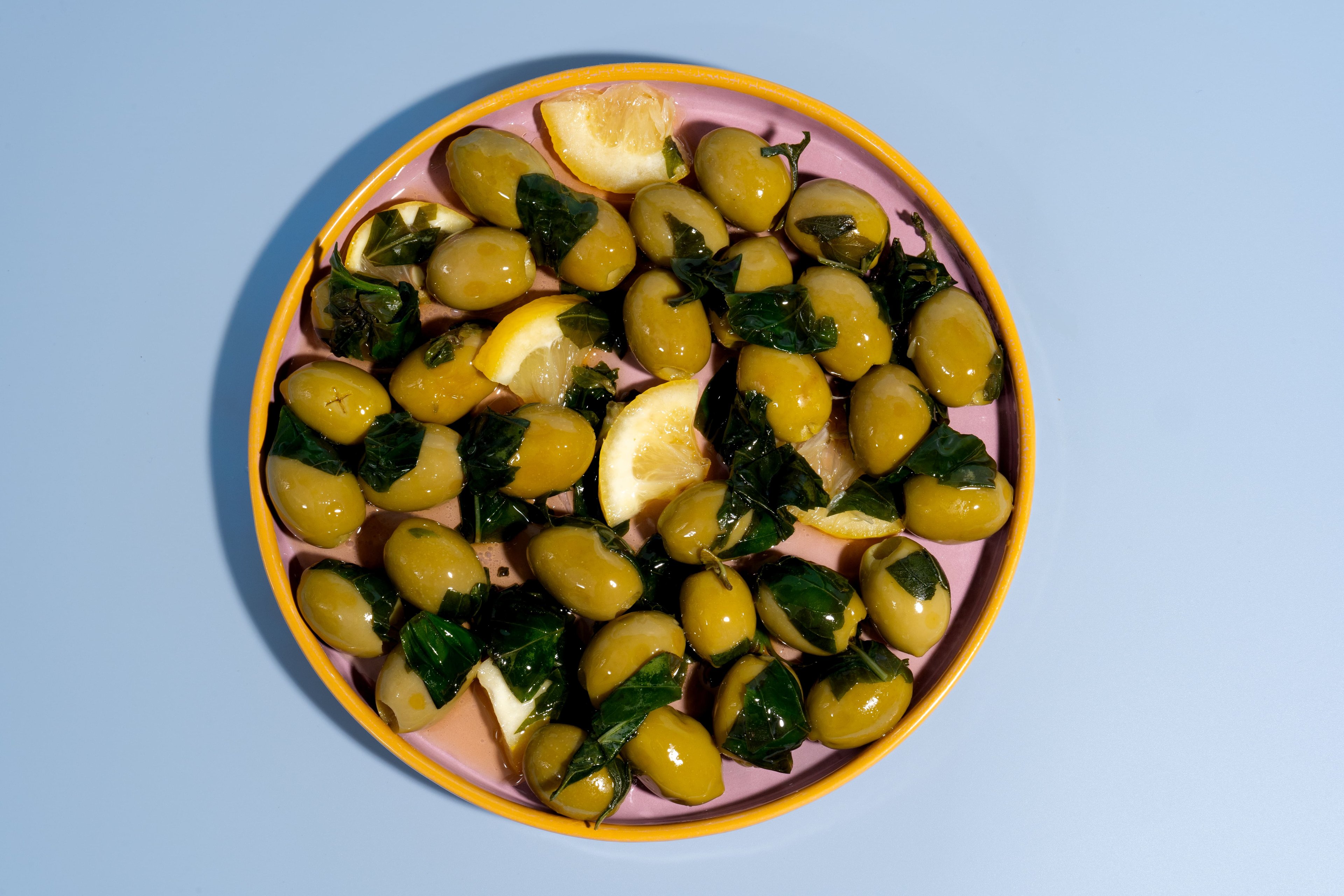 Grüne Oliven mit Basilikum