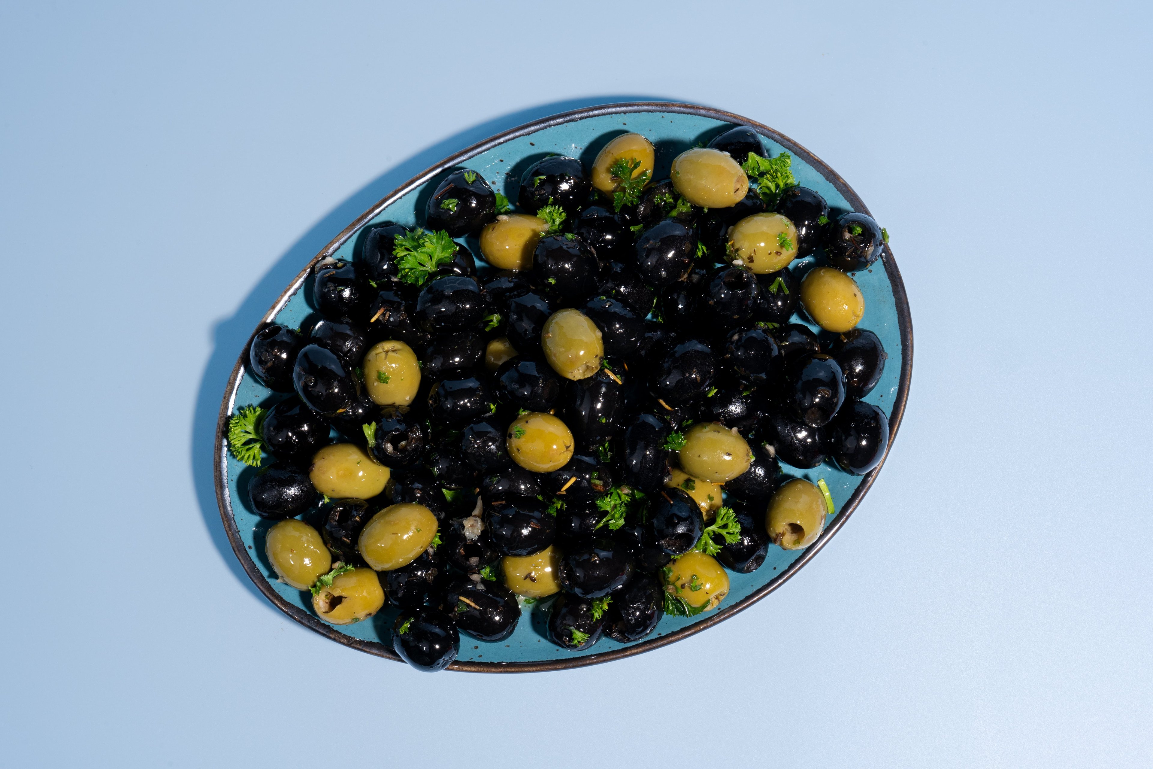 Gemischte Manzanilla Oliven Eingelegt in Knoblauch und Petersilie