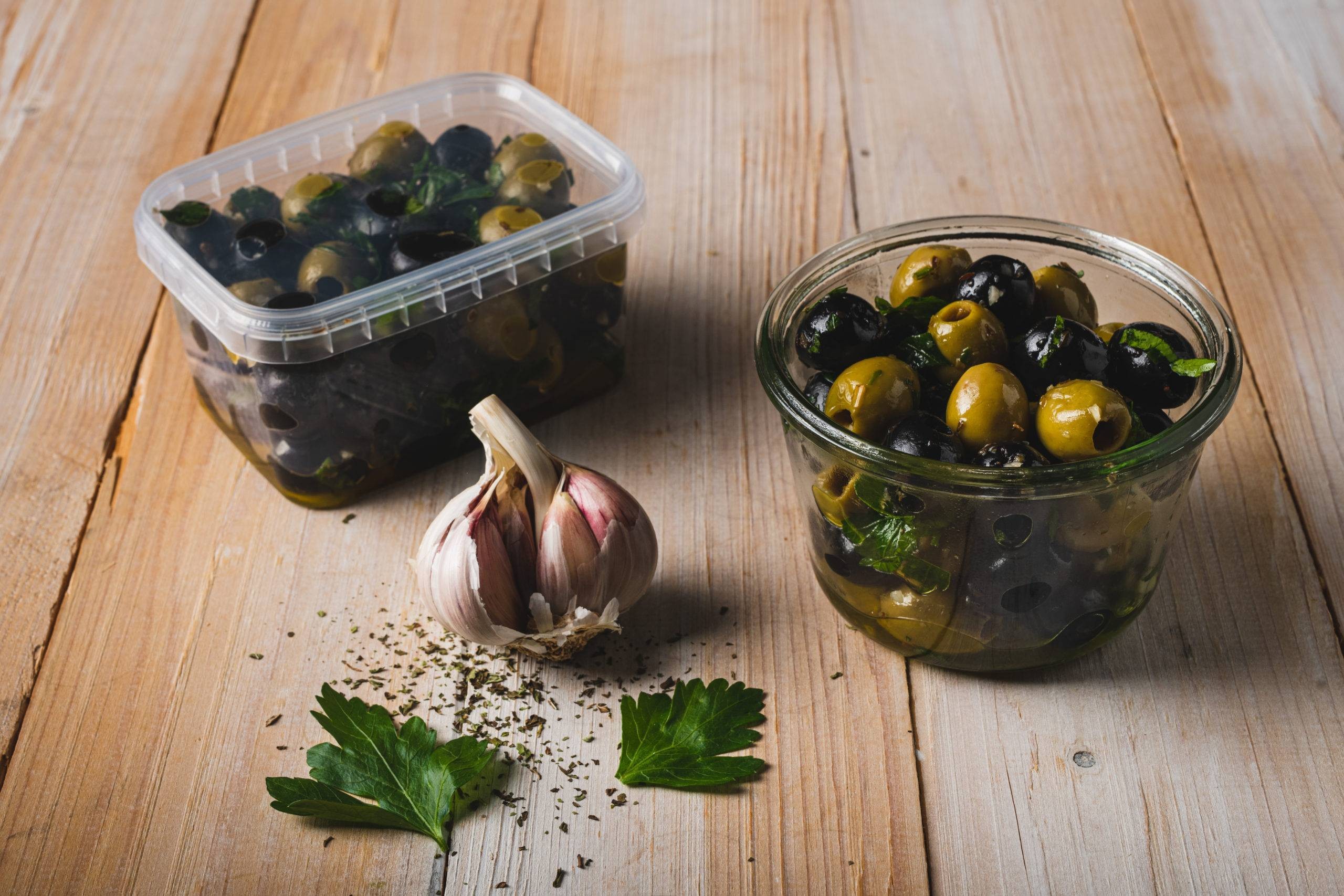 Gemischte Manzanilla Oliven Eingelegt in Knoblauch und Petersilie
