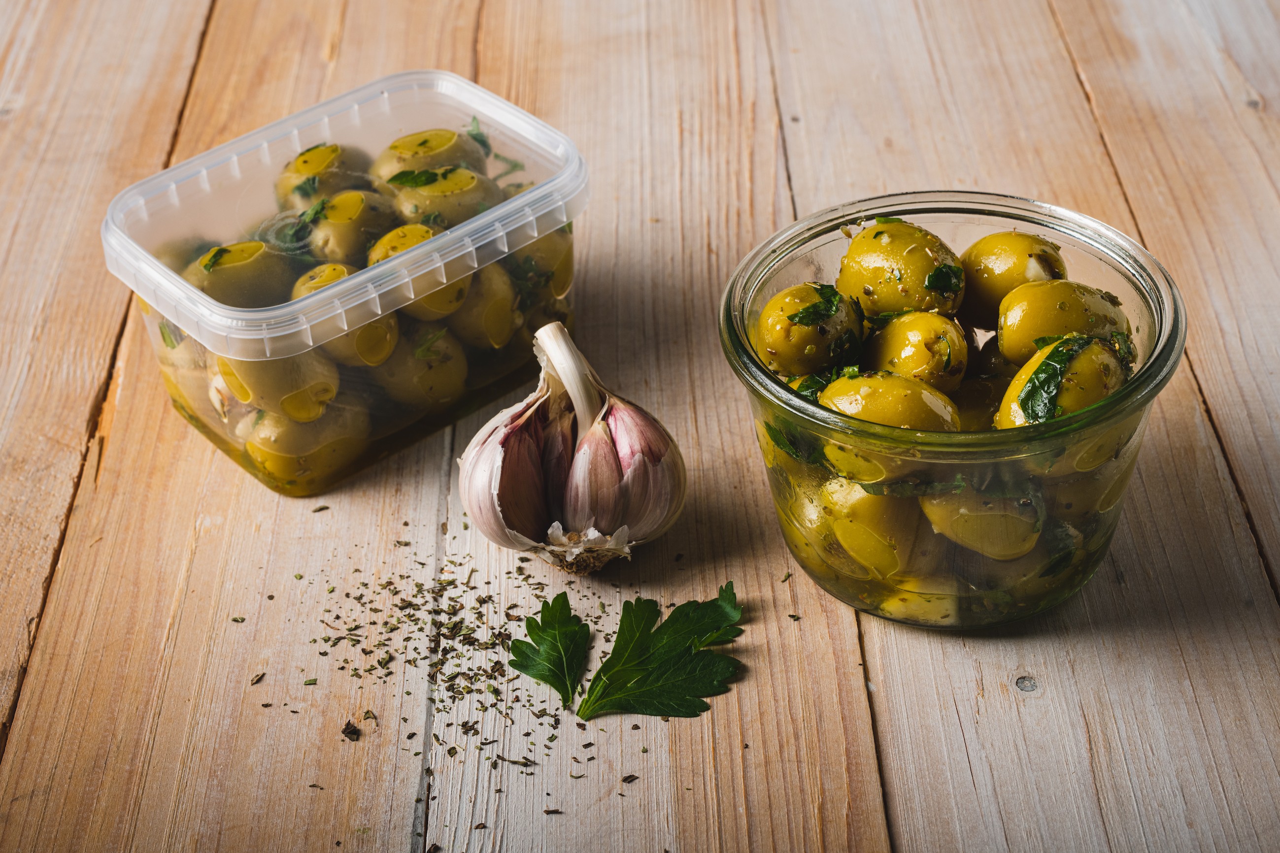 Grüne Oliven mit Knoblauchfüllung