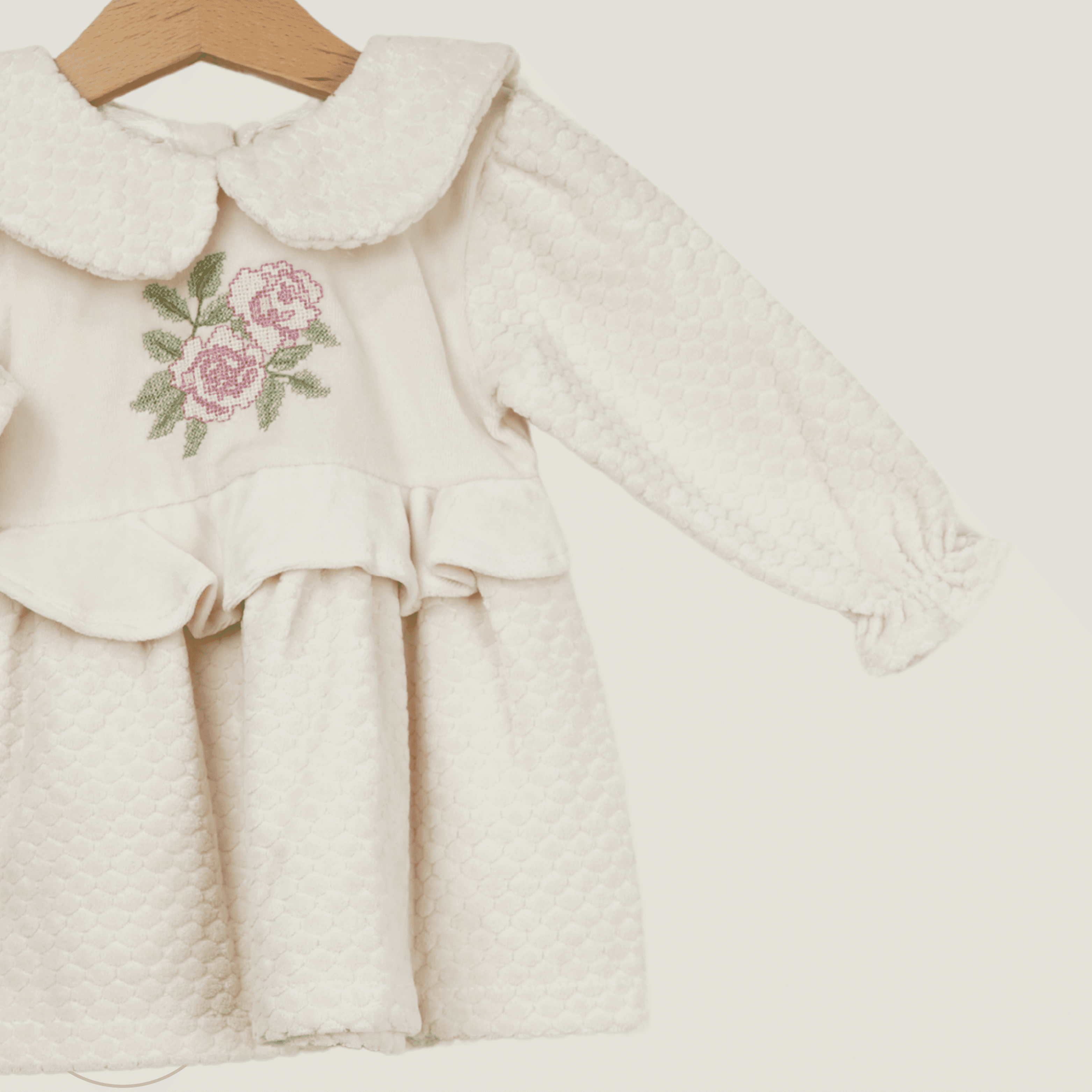 Baby-Kleid mit Blumenstickerei und Volants