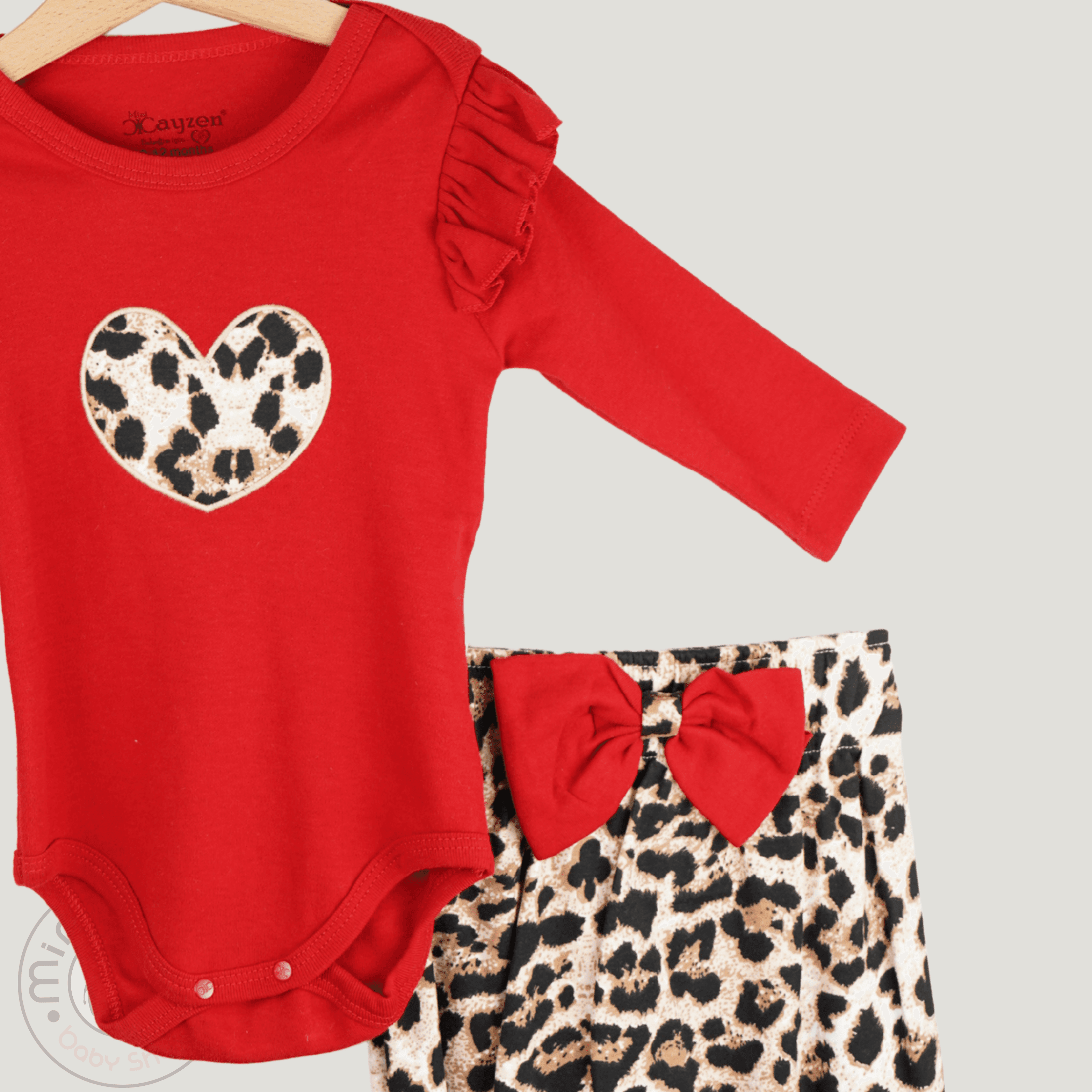 Baby Set – Rotes Langarmbody mit Leopardenherz & Schleifenhose