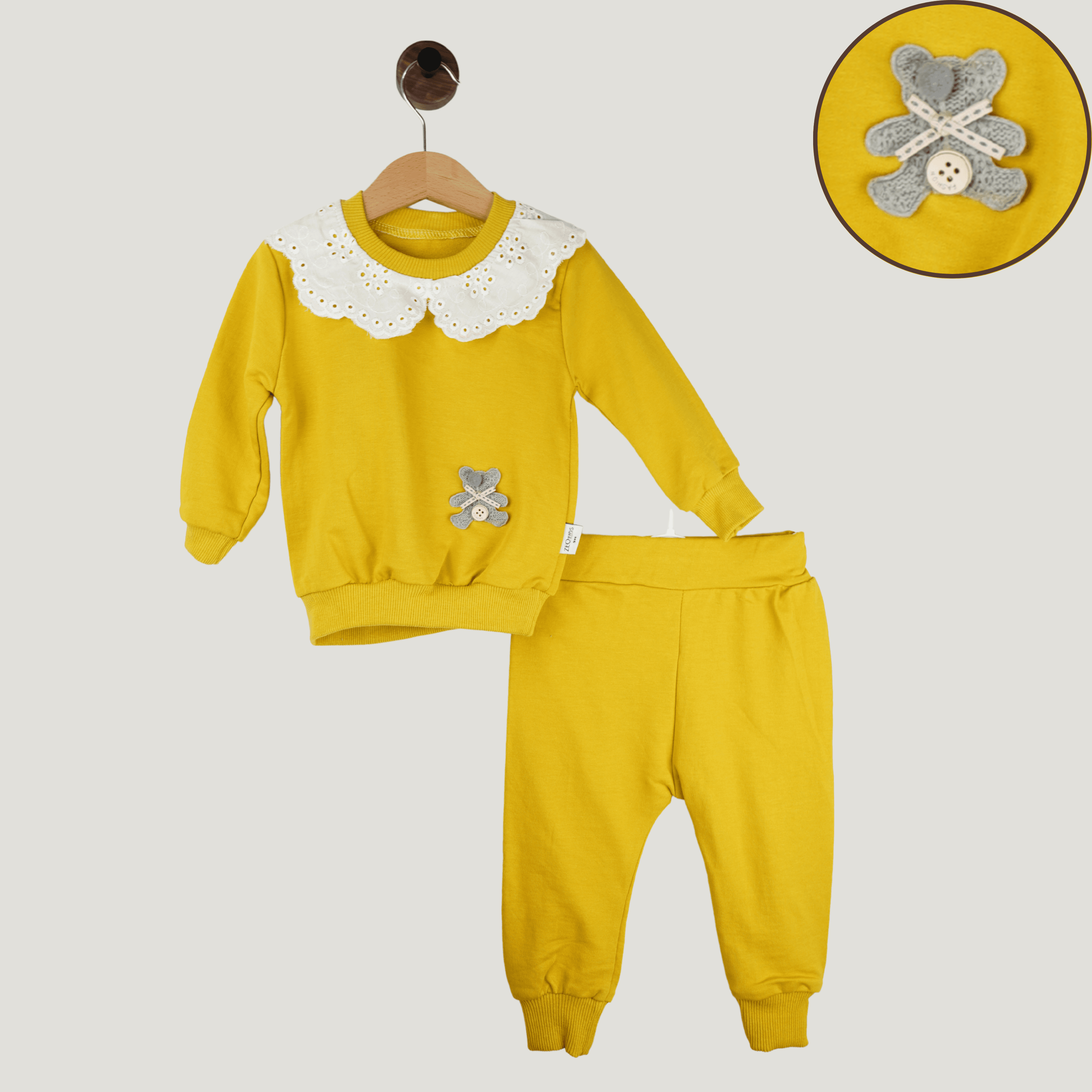 Baby Set – Gelbes Sweatshirt mit Spitzenkragen & Teddy-Applikation + Hose