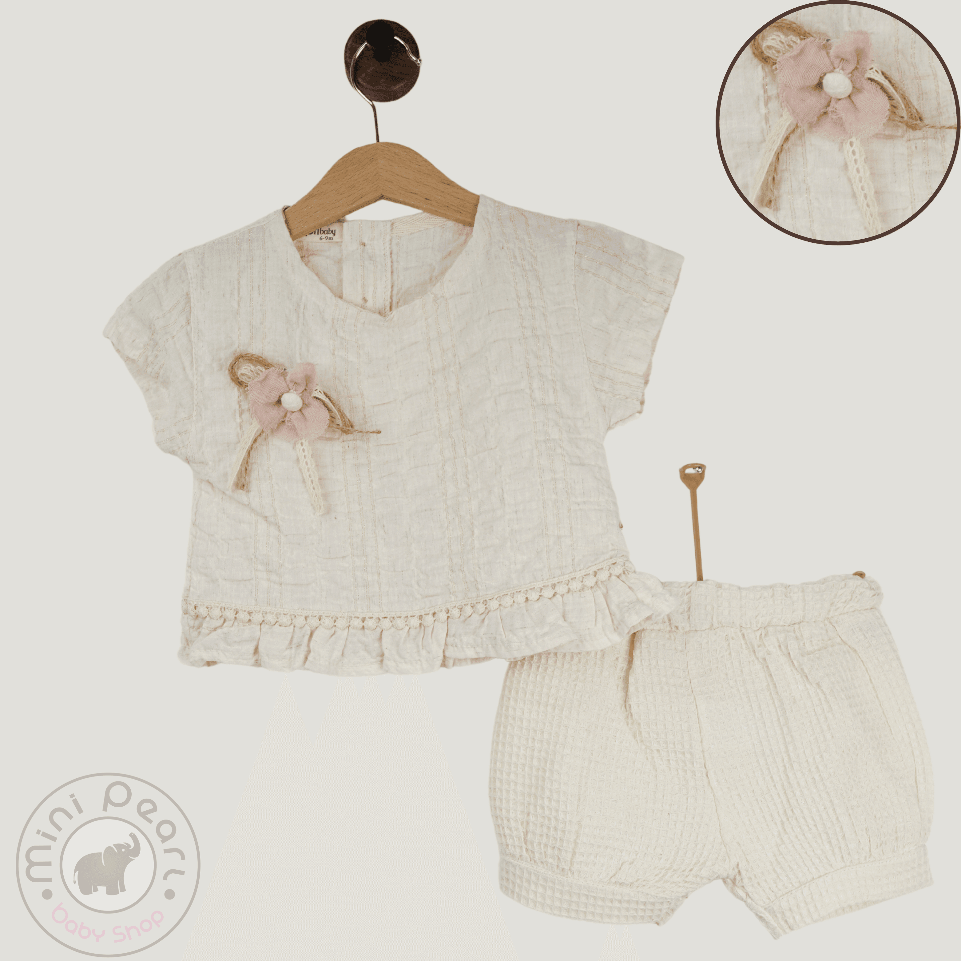 Baby Zweiteiler – Rüschen-Bluse mit Blume & Shorts