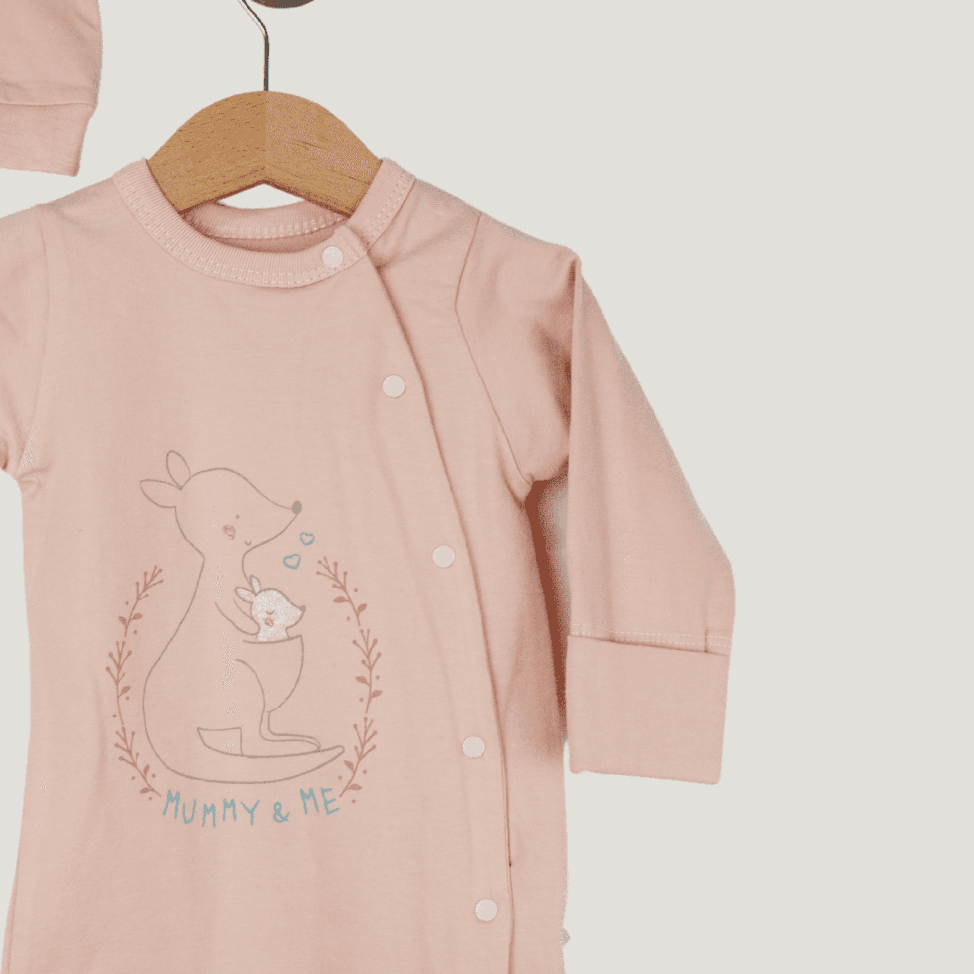 Baby Strampler mit Mütze – Mummy & Me – Weiß – Druckknöpfe