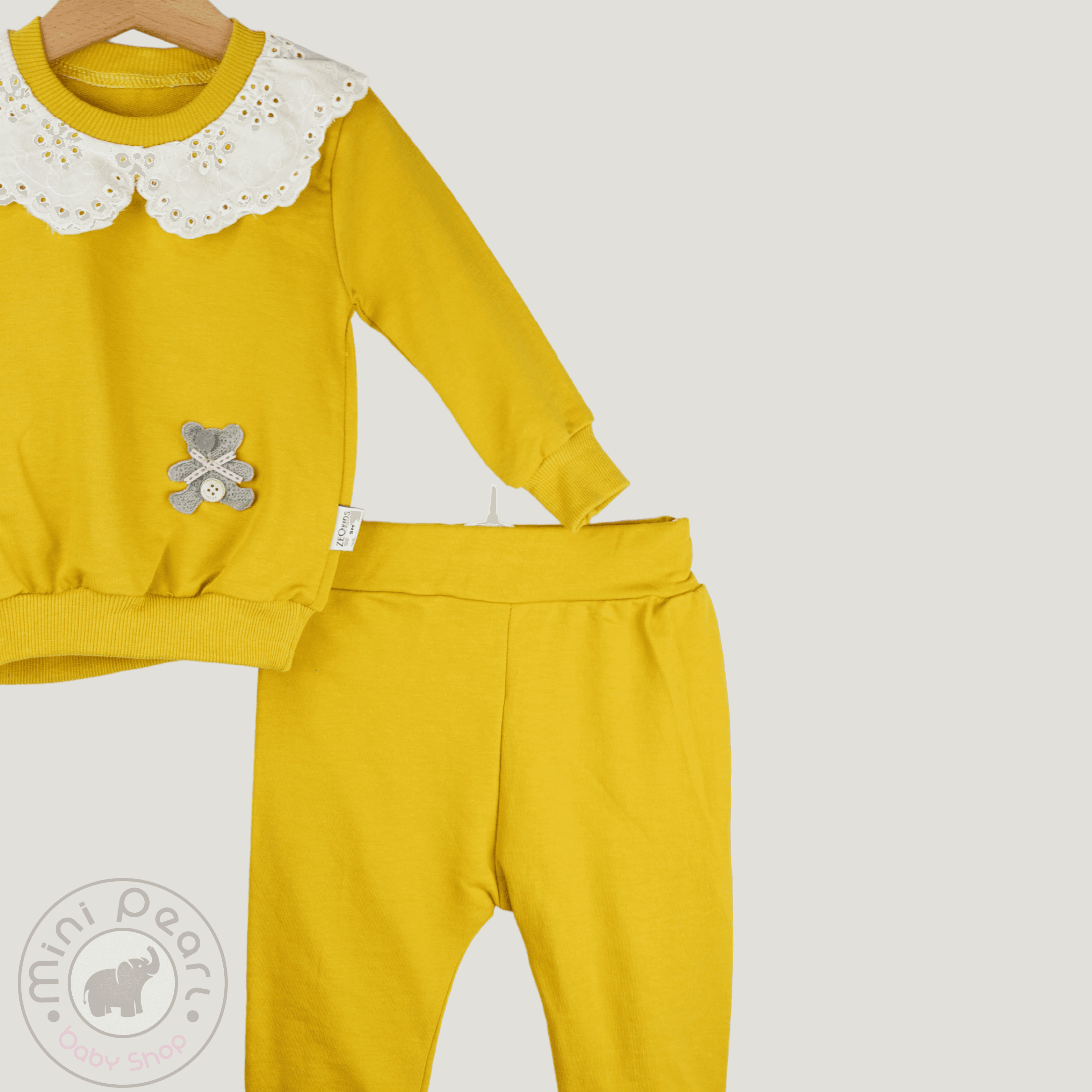 Baby Set – Gelbes Sweatshirt mit Spitzenkragen & Teddy-Applikation + Hose