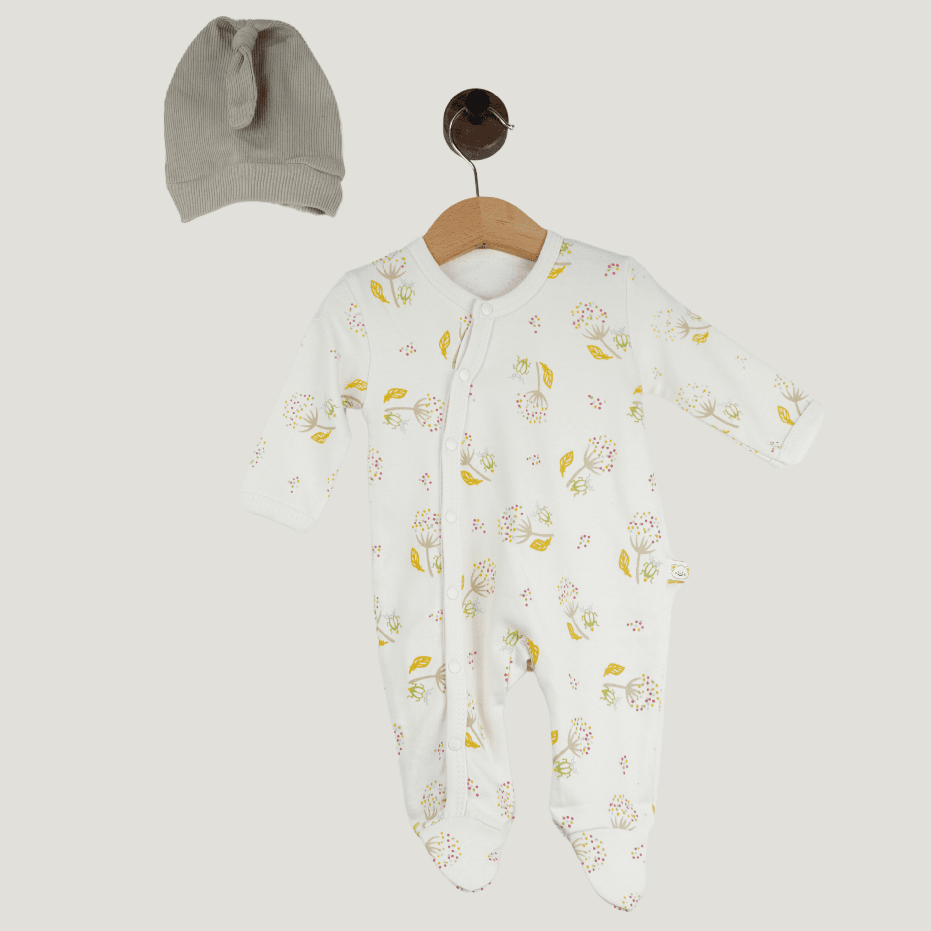Baby Set – Langarm-Strampler mit Pflanzenmuster & Knotenmütze