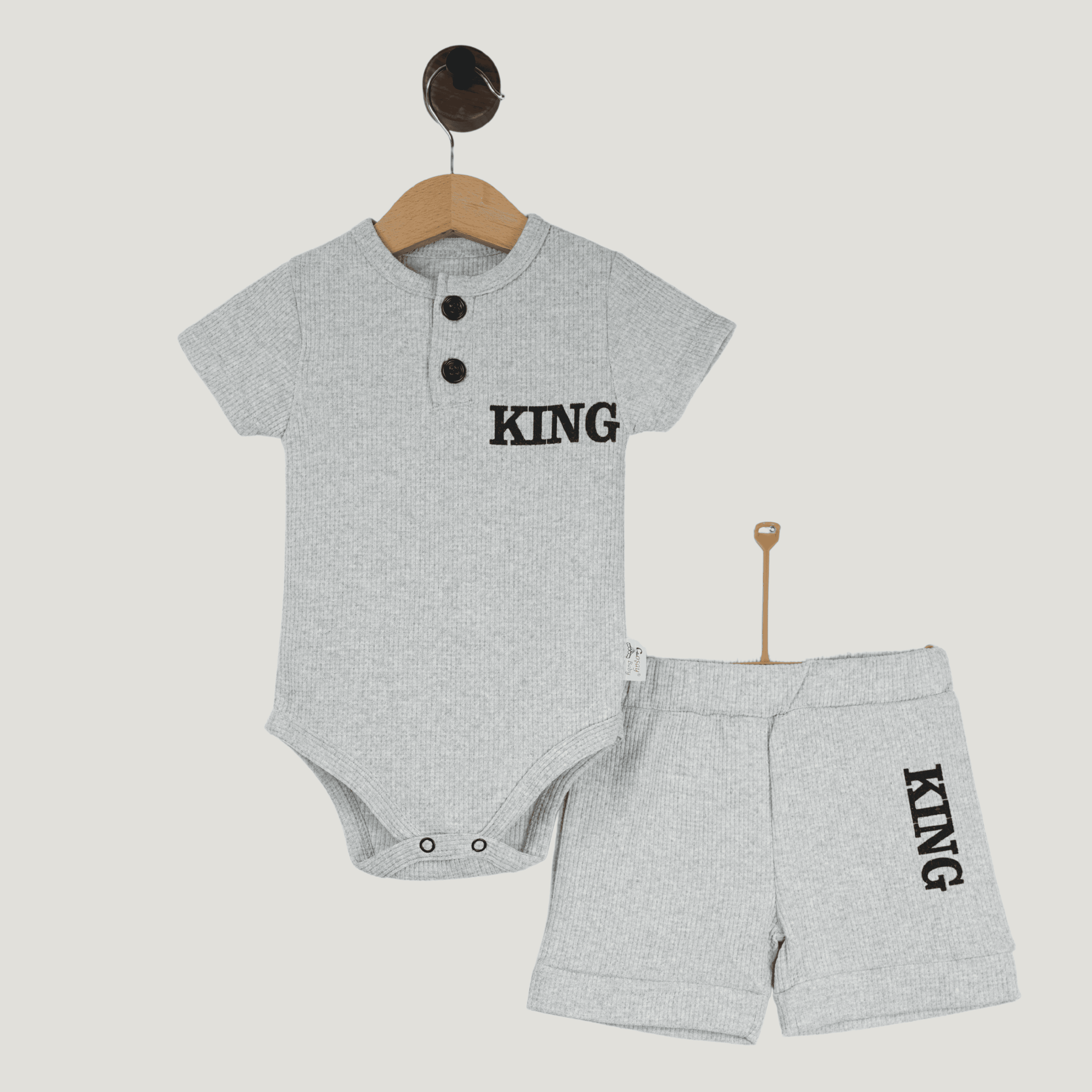 Baby Set – Kurzarm-Body & Shorts mit „KING“ Schriftzug