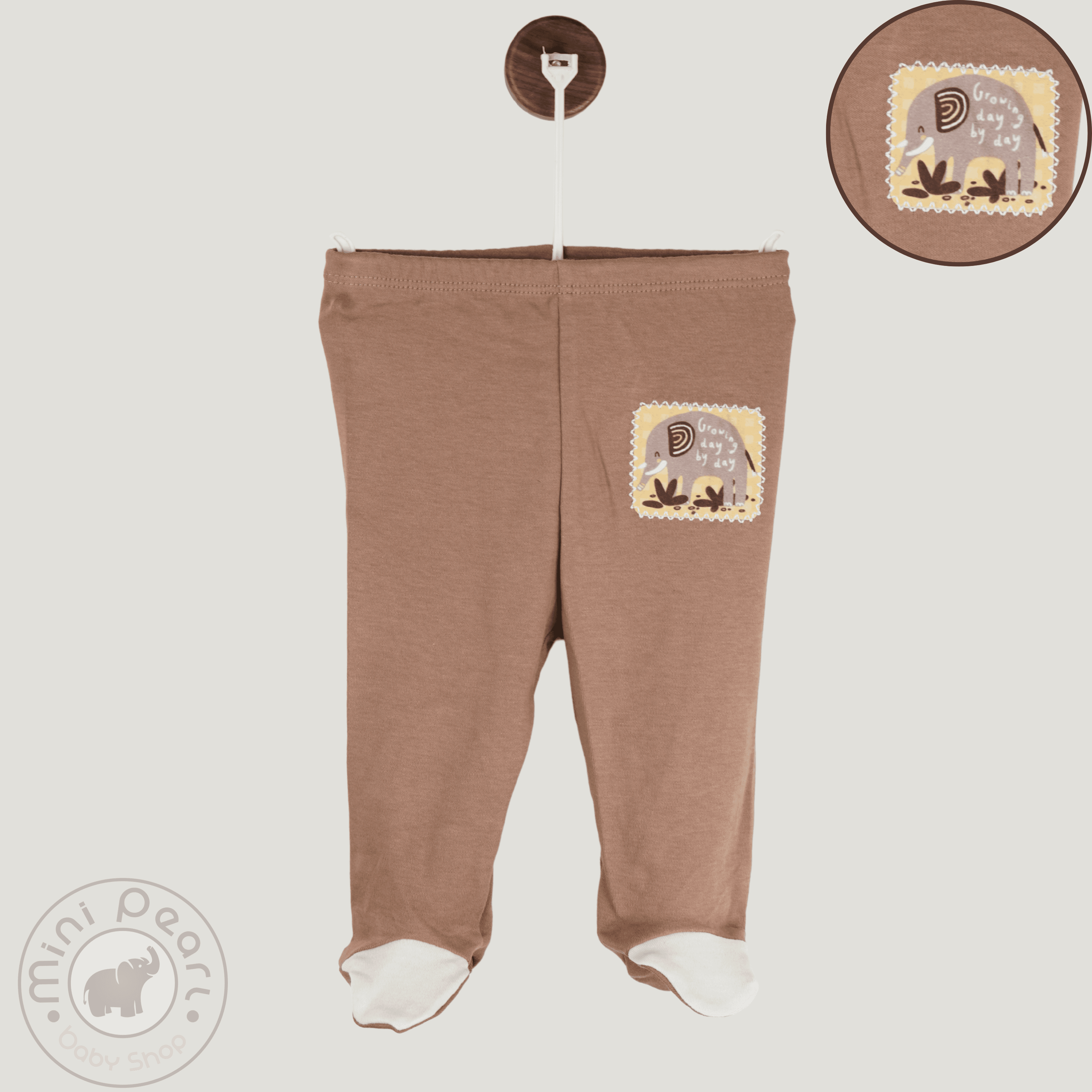 Babyhose mit Fuß – Aufnäher „Grow Day by Day“ – Braun