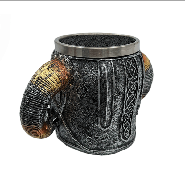 Totenkopf mit Hörnern, Scherenhalter-Vitrine mit Borsten