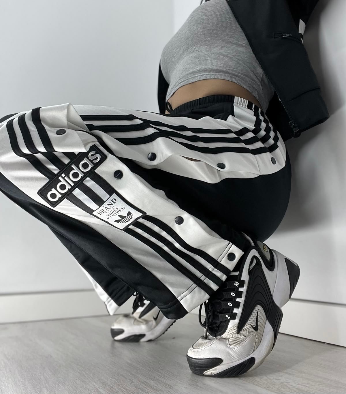 Pantaloni Adidas Cu Capse + 2 Perechi Sosete Cadou