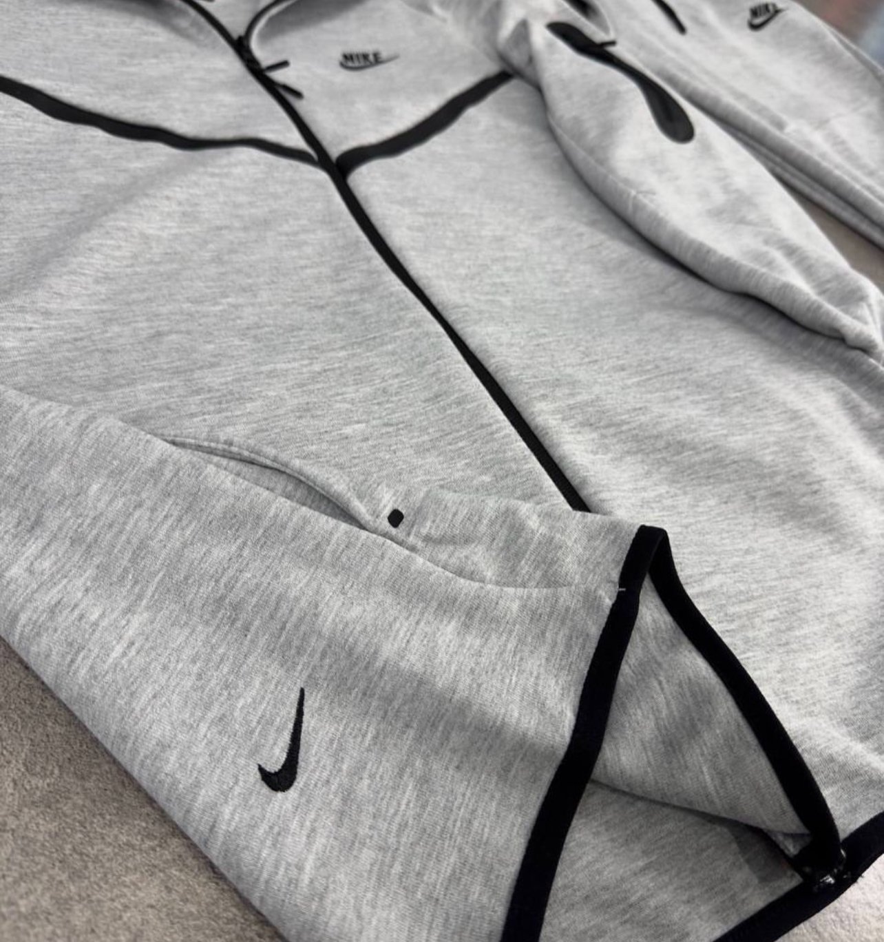 NK Tech Fleece Gri (Cumpără 2 produse și primești 25% reducere la al doilea)