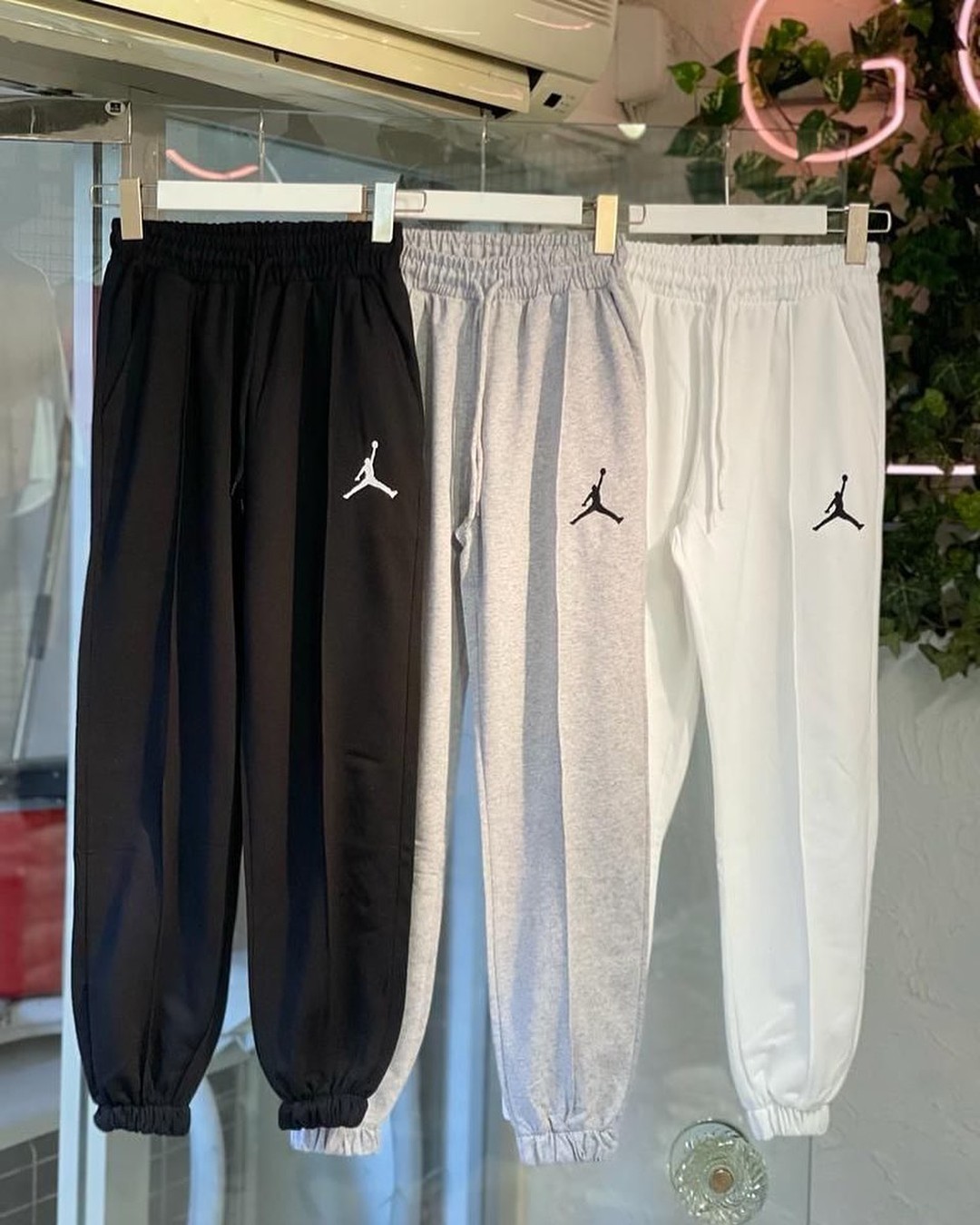 Jordan Pantaloni %100 Bumbac + 2 Perechi Nike Sosete Cadou
