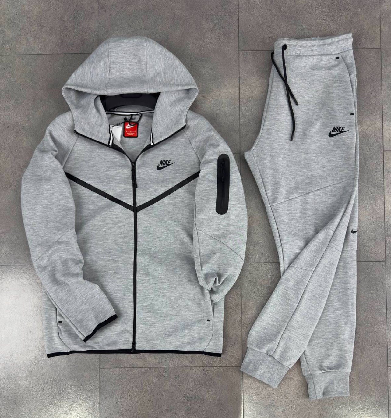 NK Tech Fleece Gri (Cumpără 2 produse și primești 25% reducere la al doilea)
