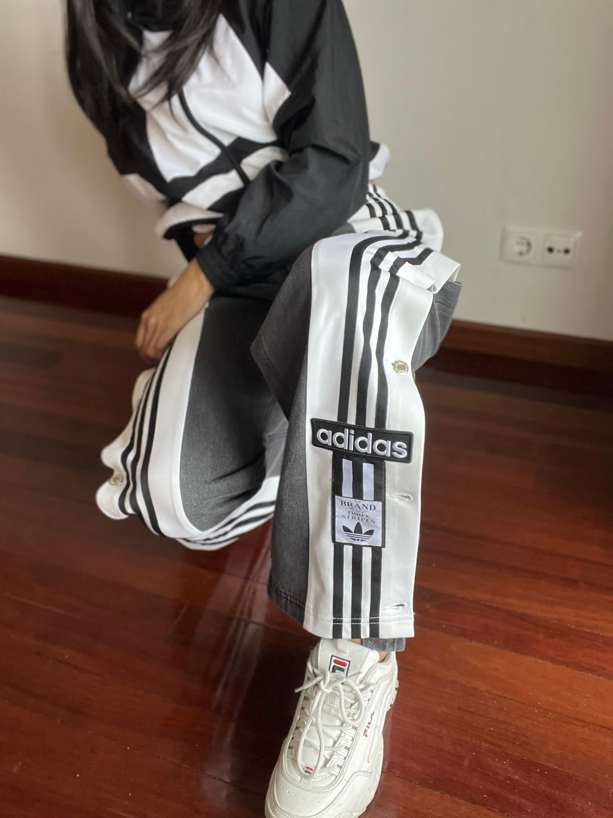 Pantaloni Adidas Cu Capse + 2 Perechi Sosete Cadou