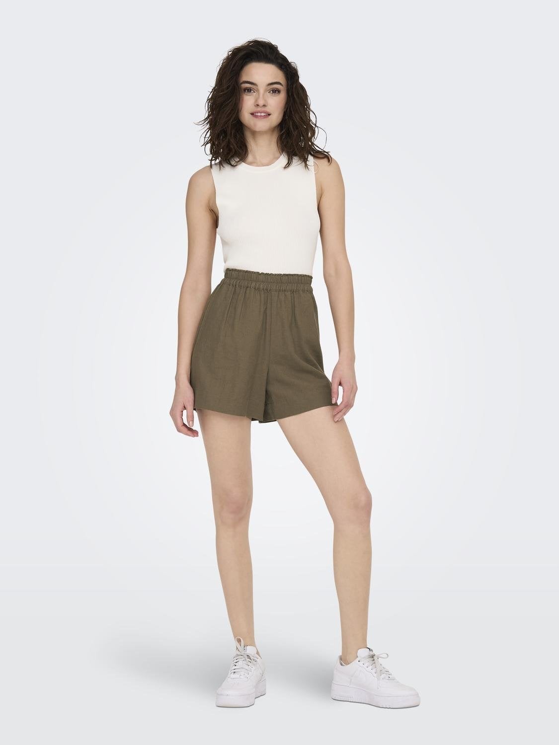 High Waist Short olivengrün