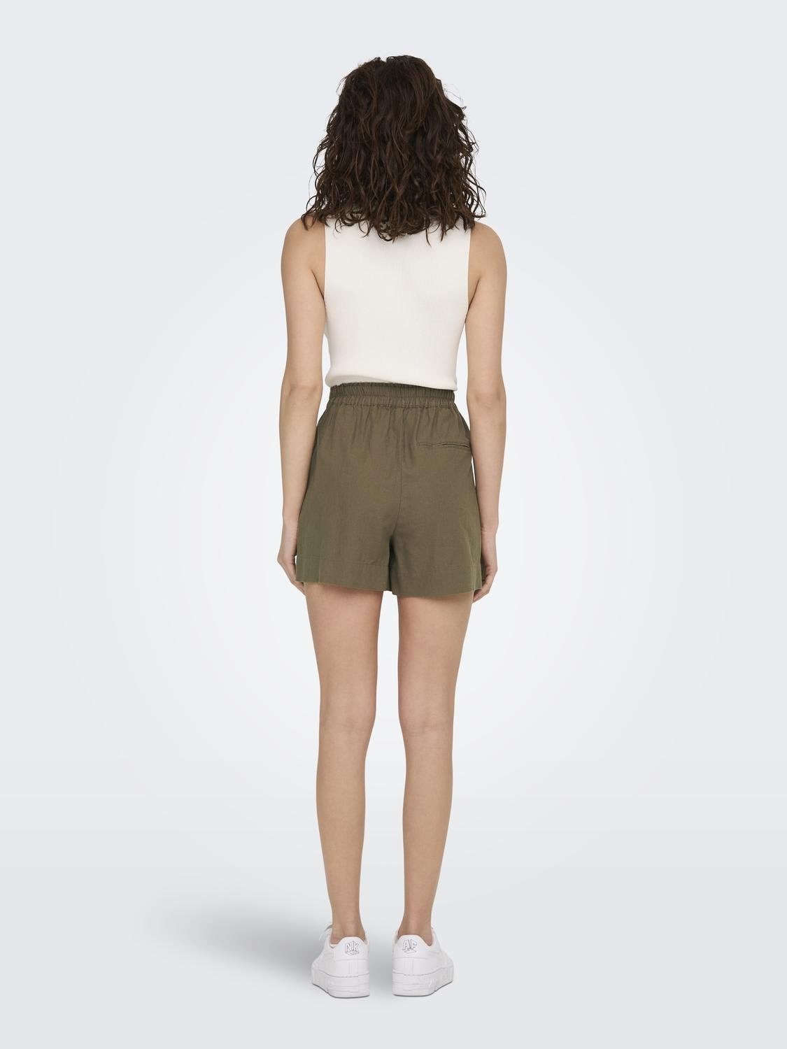 High Waist Short olivengrün