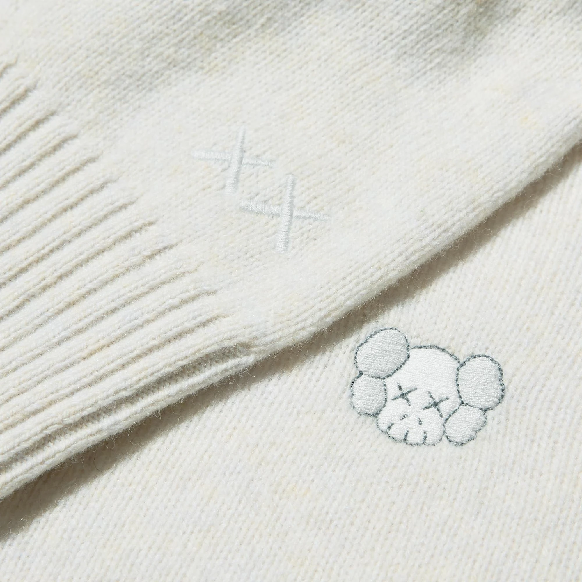Kaws x Uniqlo Kuzu Yünü Kazak