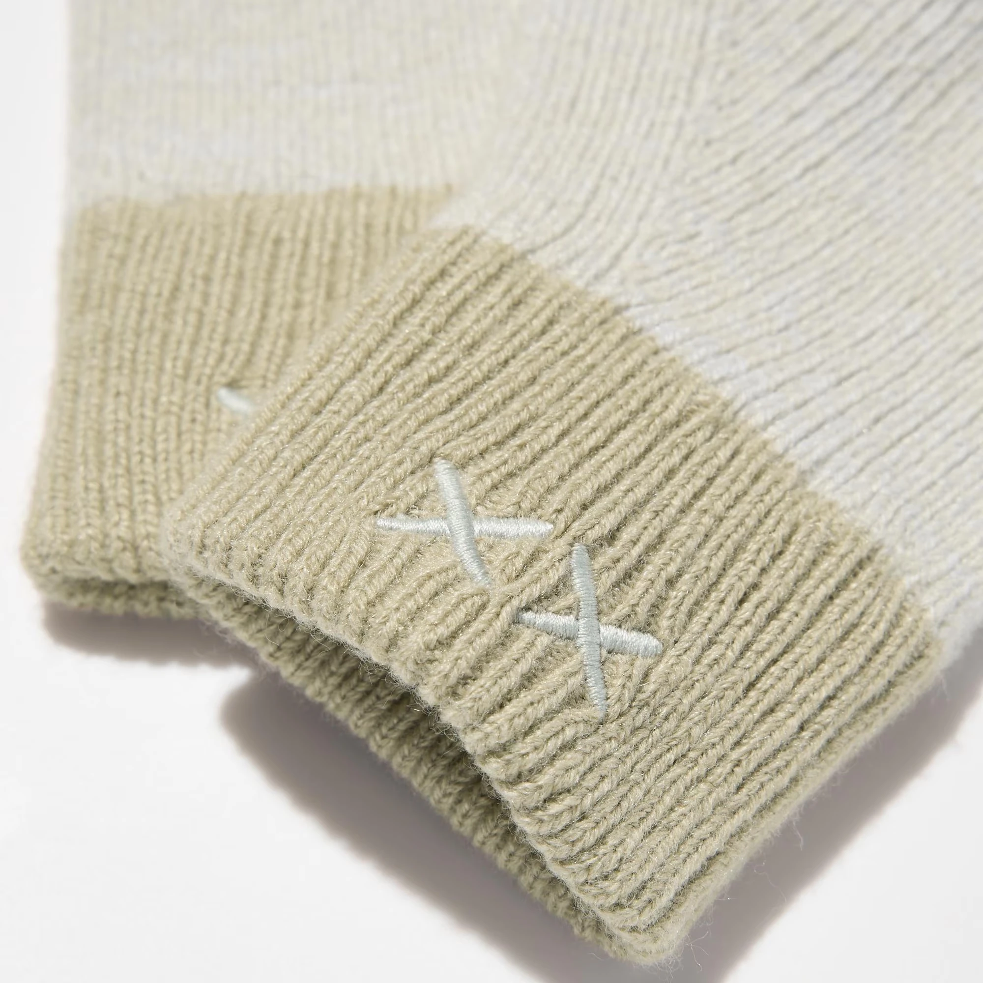 Kaws x Uniqlo Heattech Eldiven