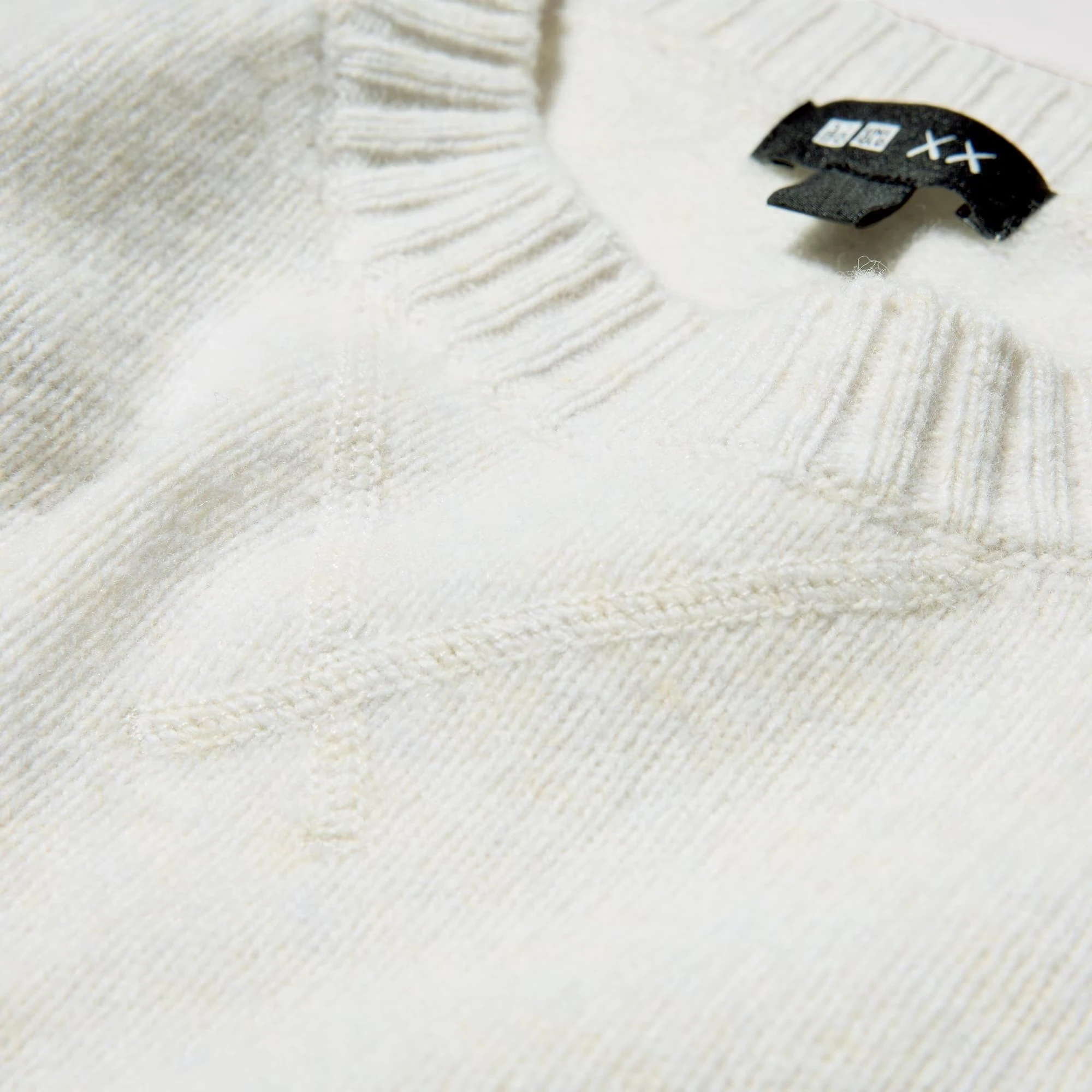 Kaws x Uniqlo Kuzu Yünü Kazak