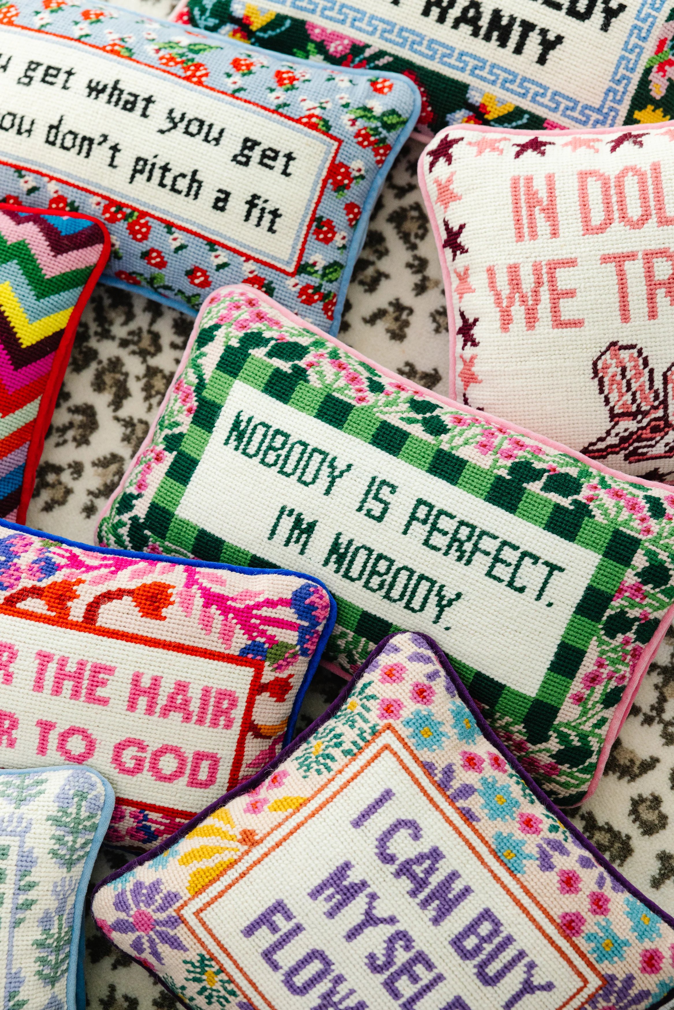 Nobody’s Perfect Yastık
